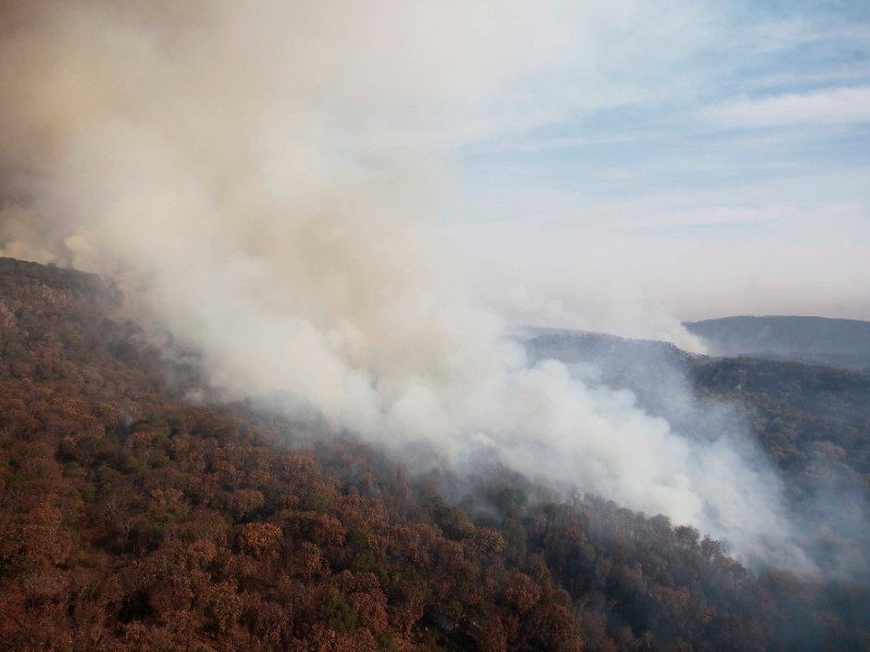 Emiten alerta atmosférica por incendio en La Primavera