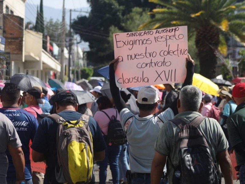 Empleados del municipio de Oaxaca marchan para exigir aumento salarial