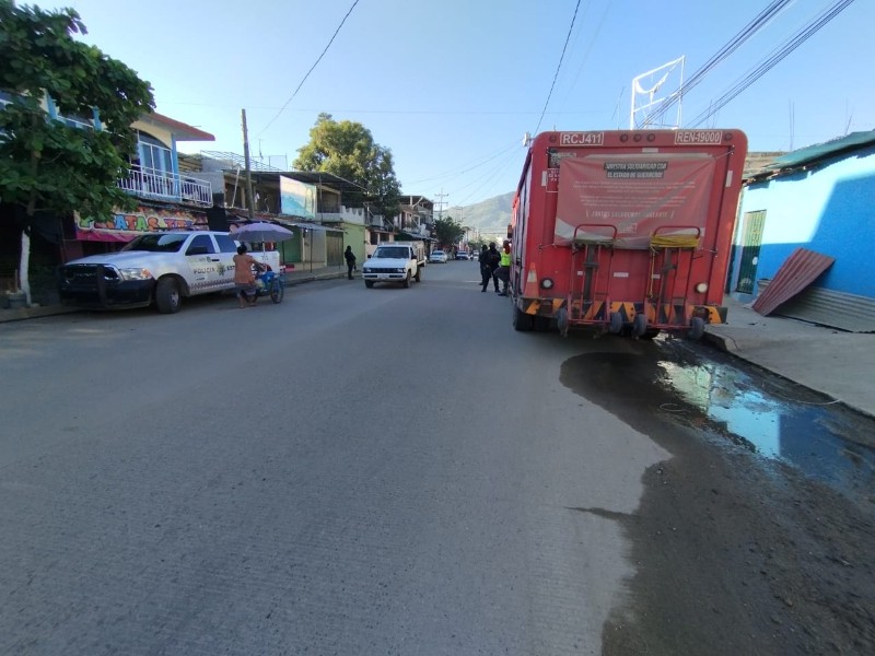 Empresas refresqueras reanudan labores en Acapulco con resguardo policial