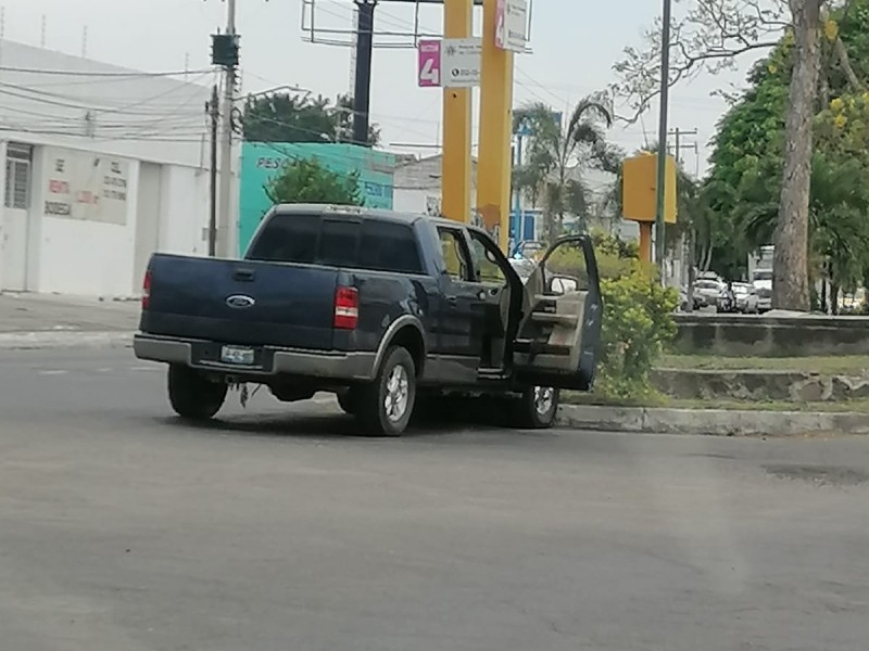 En persecución lesionan a personas que iban en una camioneta