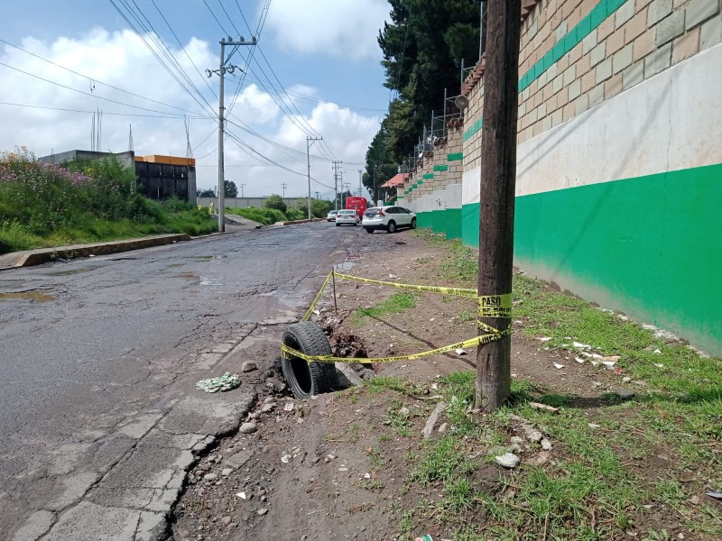 En riesgo automovilistas por boquete en Zinacantepec