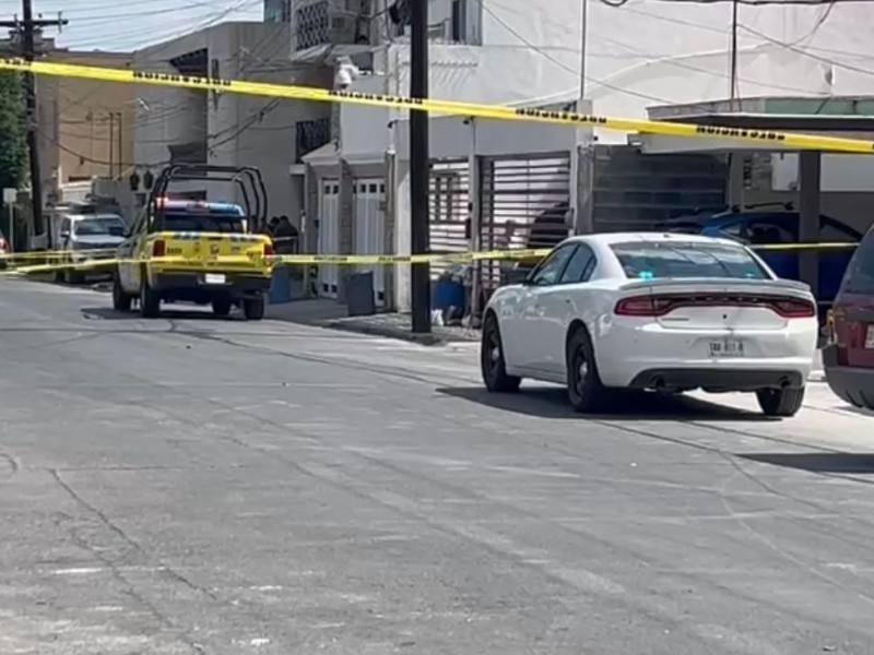 Encuentran a mujer degollada en su departamento, en Monterrey