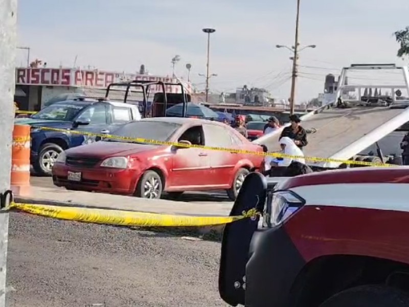 Encuentran cuerpo calcinado al interior de vehículo en Mercado Hidalgo