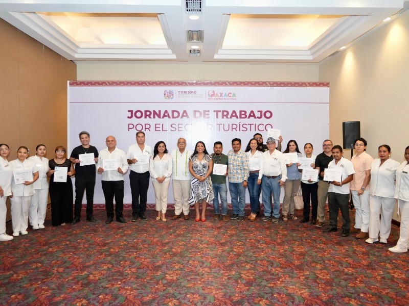 Entrega Sectur-Oaxaca cédulas de certificación a servidores turísticos en Huatulco