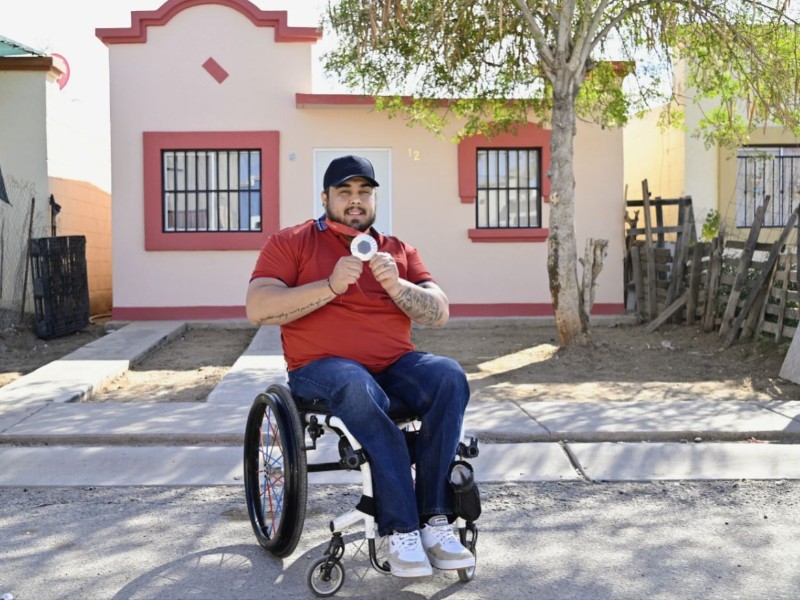 Entregn vivienda adaptada a medallista paralimpico