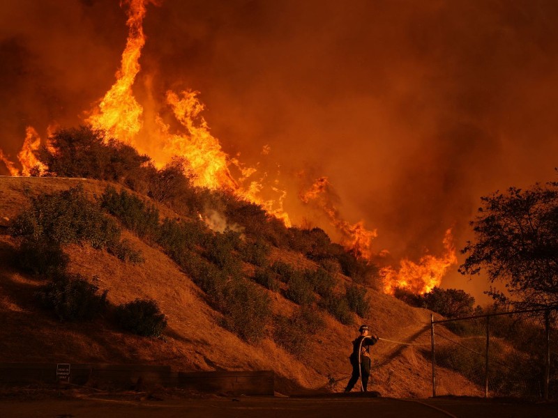 Equipo mexicano en Los Ángeles inicia búsqueda tras incendios