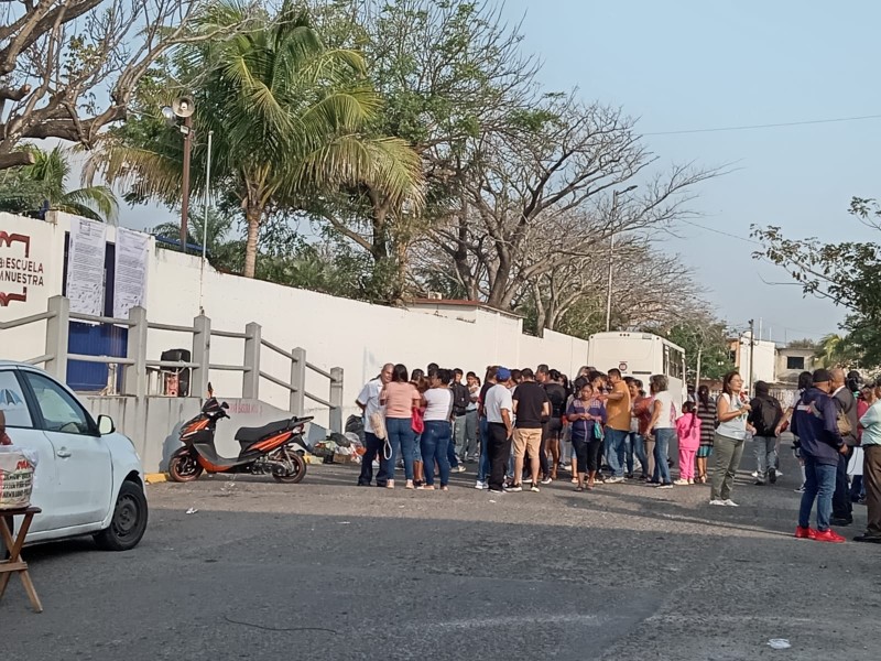 Se manifiestan en Secundaria; denuncian la falta de 2 maestros