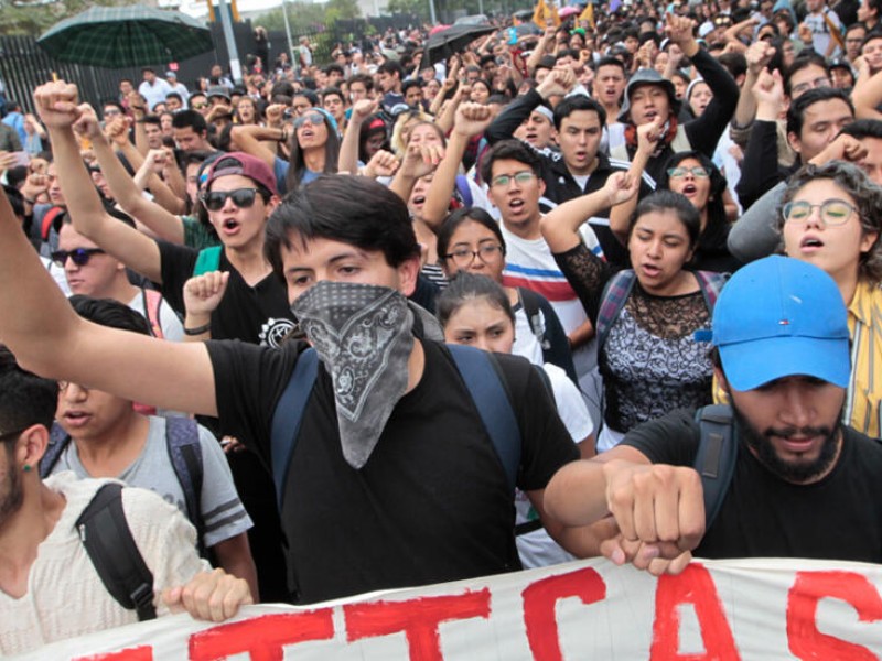 Estudiantes de la UNAM protestan en CU contra porros