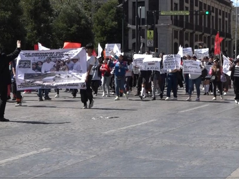 Estudiantes de Tultitlán se manifestaron frente a Palacio de Gobierno