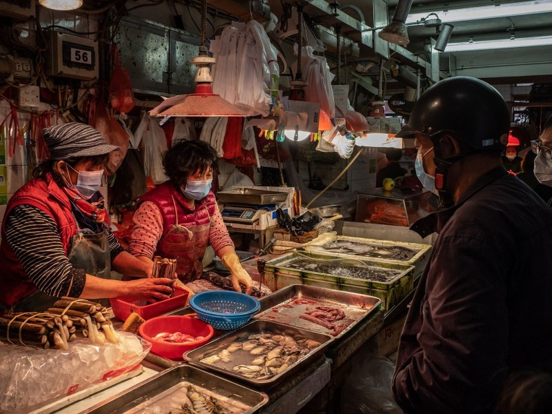 Estudio confirma origen del COVID-19 en mercado chino de pescado