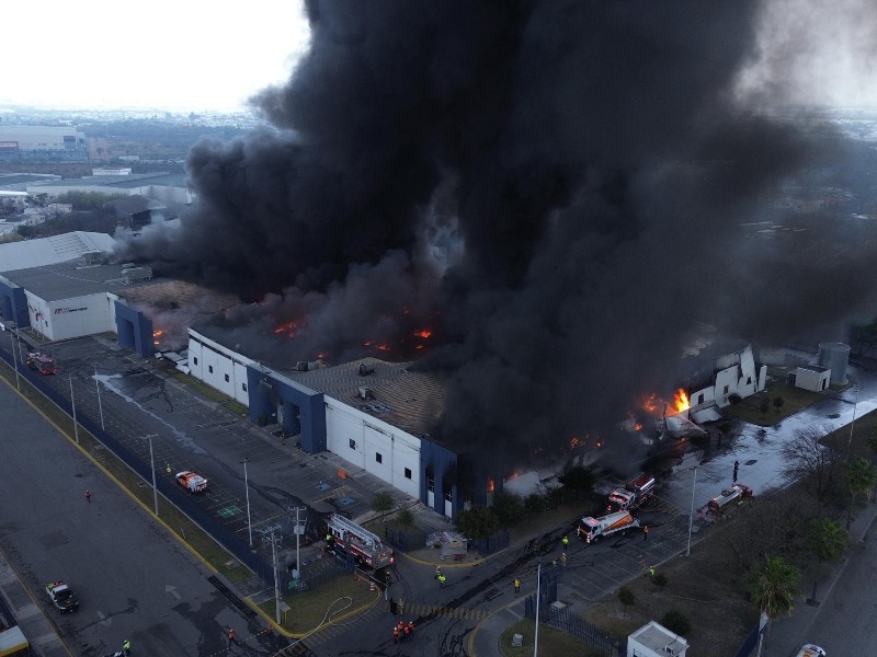 Evacuan a 102 por incendio en fábrica de Nuevo León