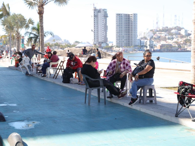 Familias mazatlecas apartan lugares para el desfile