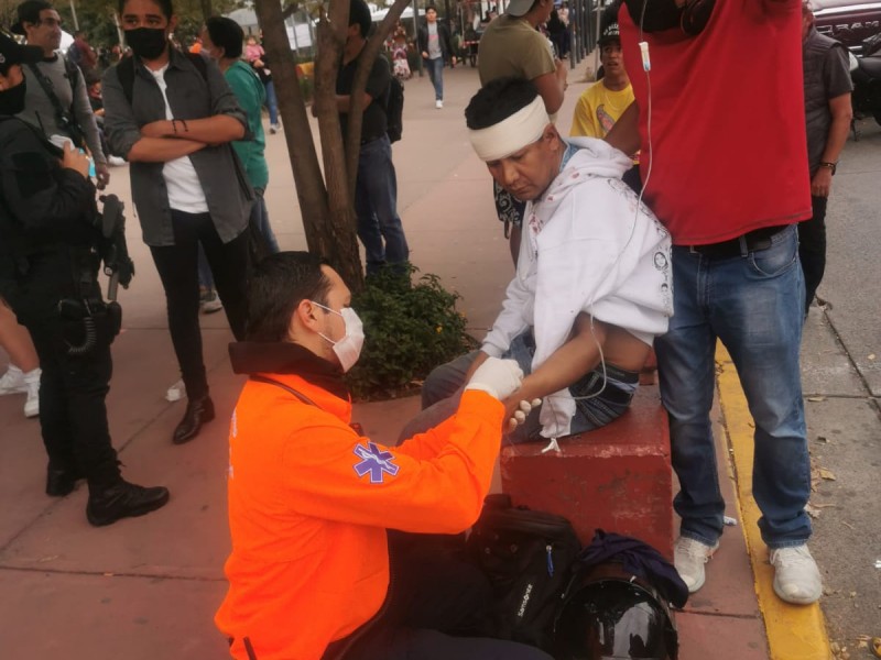 Feministas golpean a hombre en Parque Rojo