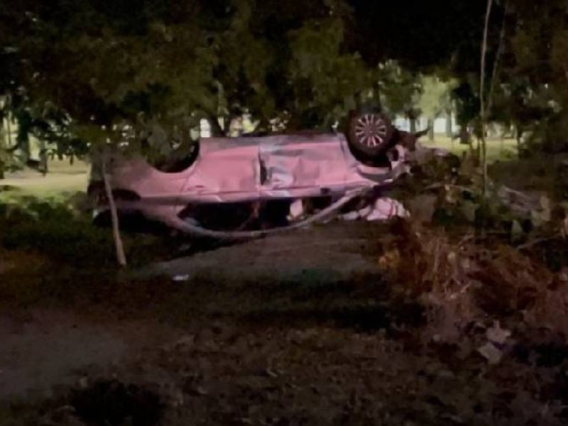 Se registró la volcadura de un auto en Zapopan