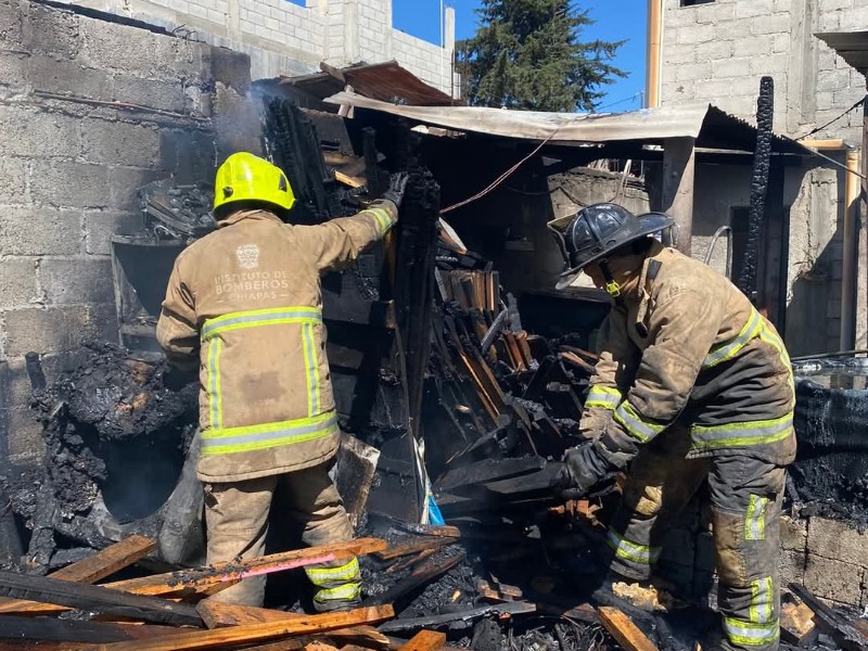 Fuerte incendio acaba con vivienda en San Cristóbal