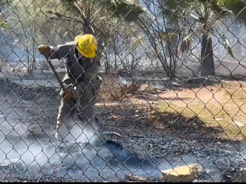 Fuerte incendio en baldío a un costado del ISSSTE