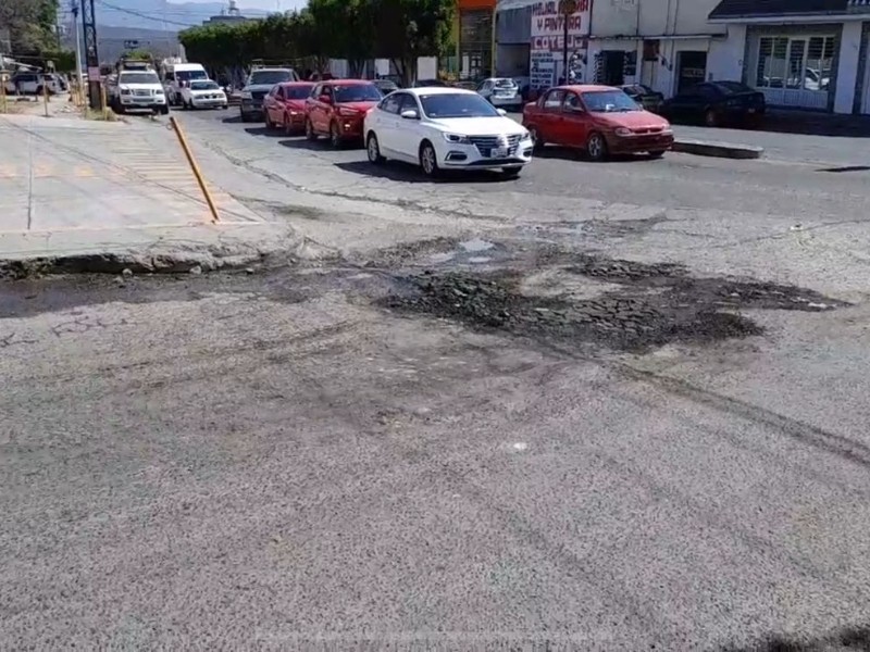 Fuga de agua genera bache en la Independencia Oriente