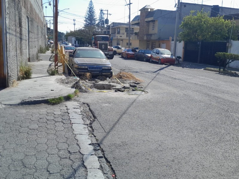 Fuga de agua reparada a medias en la 15 poniente