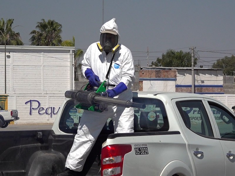 Torreón fumiga espacios clave para combatir el dengue y plagas