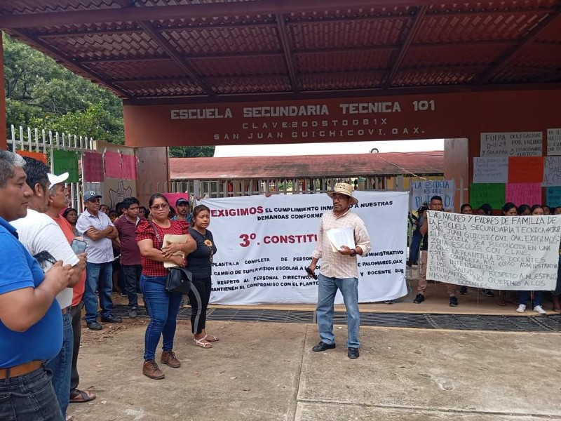 Ganan protesta padres de familia, reubicarán 17 docentes de Guichicovi