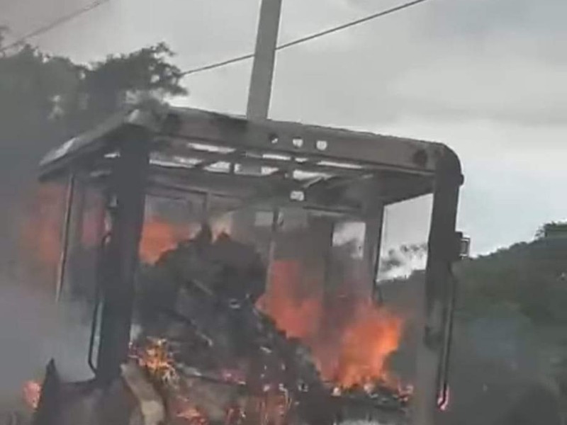 Grupo armado quema de camión en Villaflores