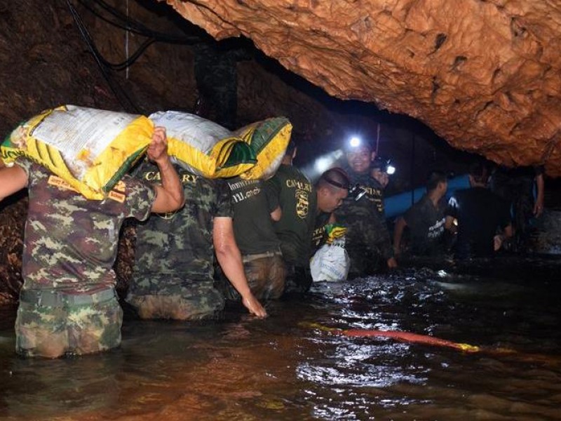 Hallan vivos a 12 niños atrapados en cueva