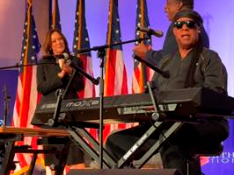 Harris cumple 60 años haciendo campaña con Stevie Wonder