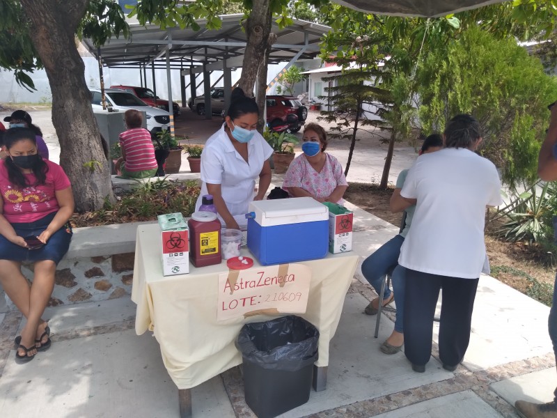 Hospitales inician vacunación masiva contra el Covid-19 en Salina Cruz