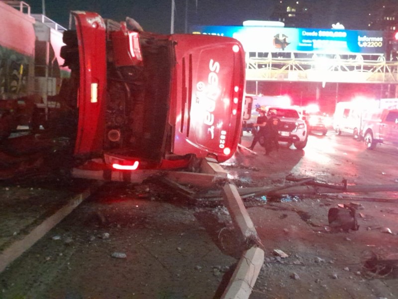 Impacta tren a autobús, un muerto y 25 lesionados