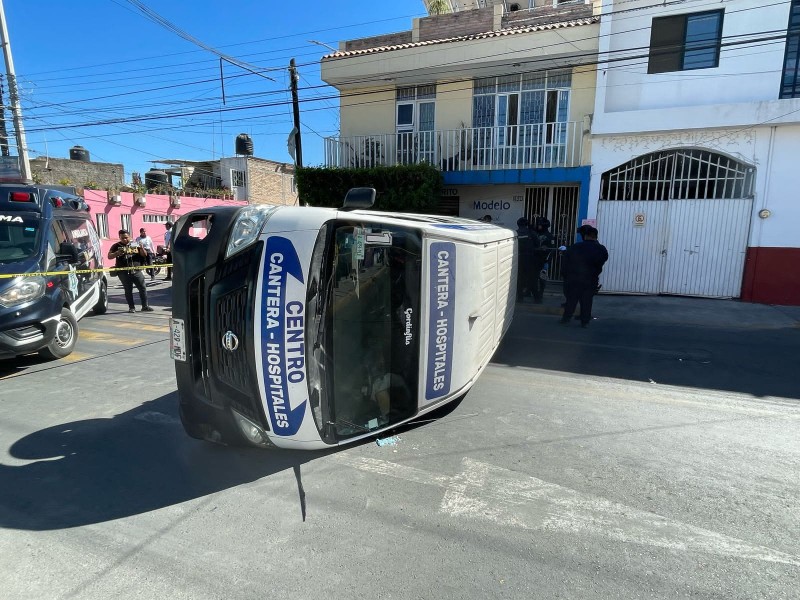 Impactante choque: combi de Cantera-Hospitales volcada por patrulla estatal