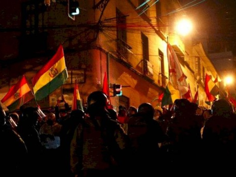 Incendian casa de gobernador oficialista en Bolivia