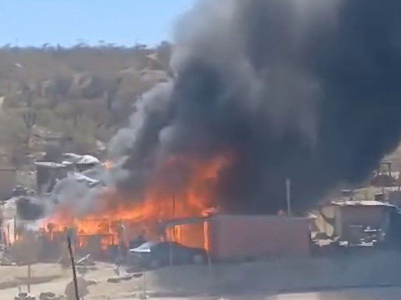 Incendio afecta cuatro casas en la invasión de Santa Rosa