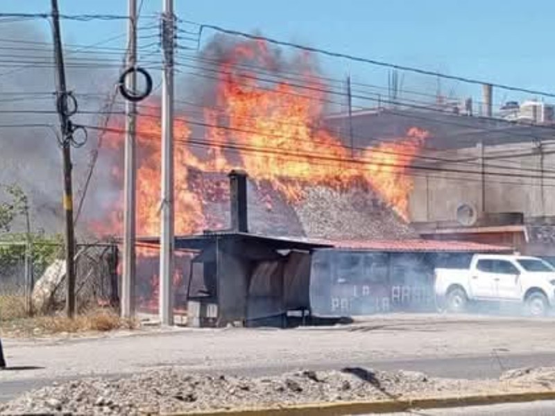 Incendio afecta local de pollos asados en salinas cruz