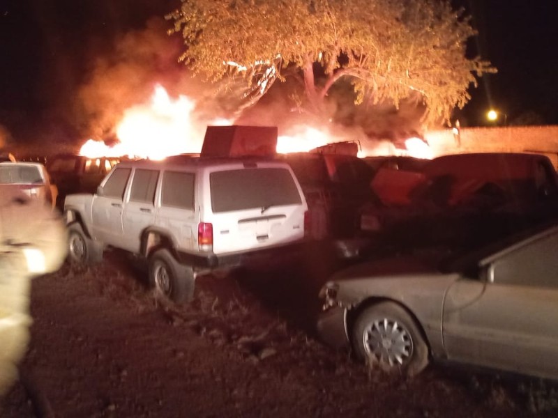 Incendio arrasa con vehículos en pensión vehicular de Guasave