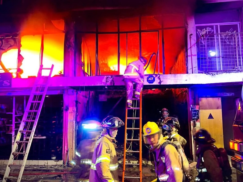 Incendio consume casi por completo 2 negocios en Tepic