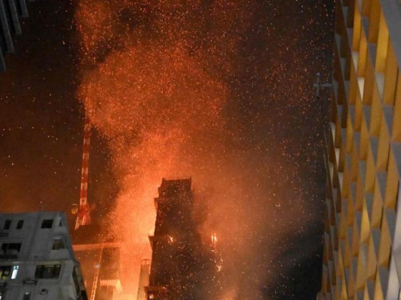 Incendio consume rascacielos en Hong Kong