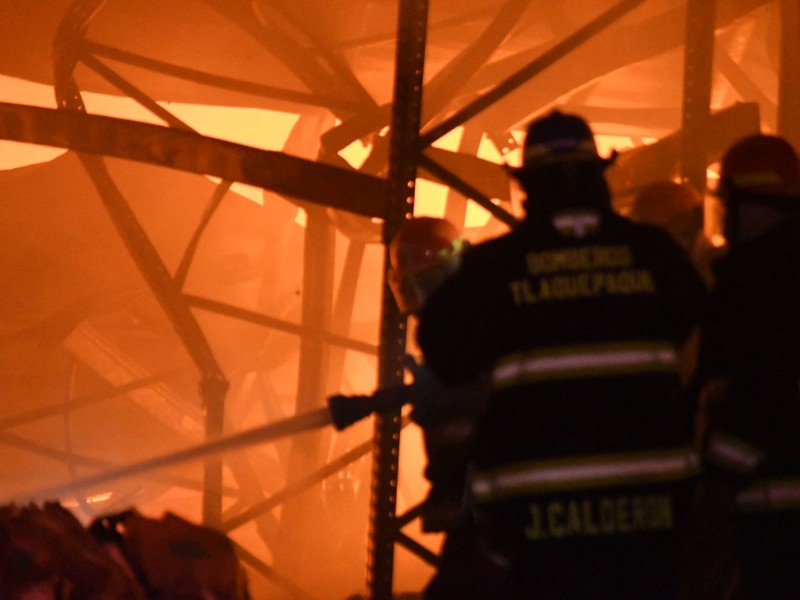 Incendio consumió cinco bodegas en Las Juntas
