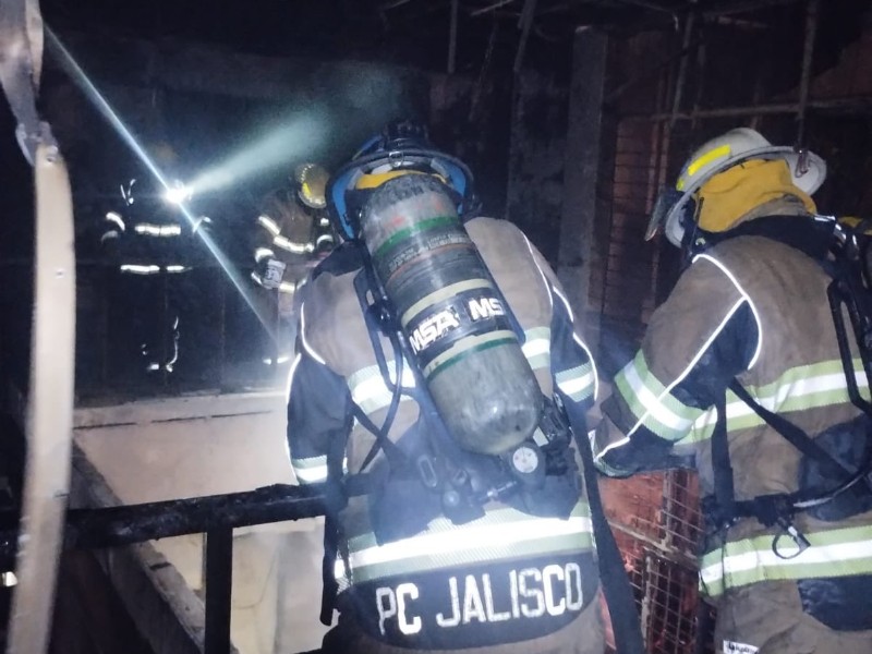 Incendio consumió fábrica en la colonia Álamo Industrial de Guadalajara