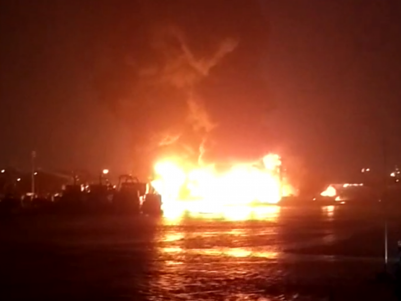 Incendio de barco genera daños ambientales en Manzanillo