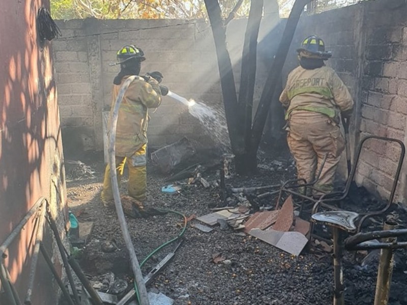 Incendio de pastizal alcanza vivienda en colonia Deportiva, en Manzanillo