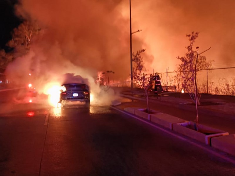 Incendio de vehículo se propagó a terreno en Periférico poniente