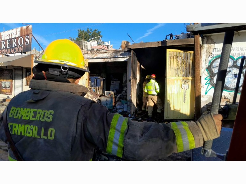 Incendio destruye bazar en la colonia Balderrama