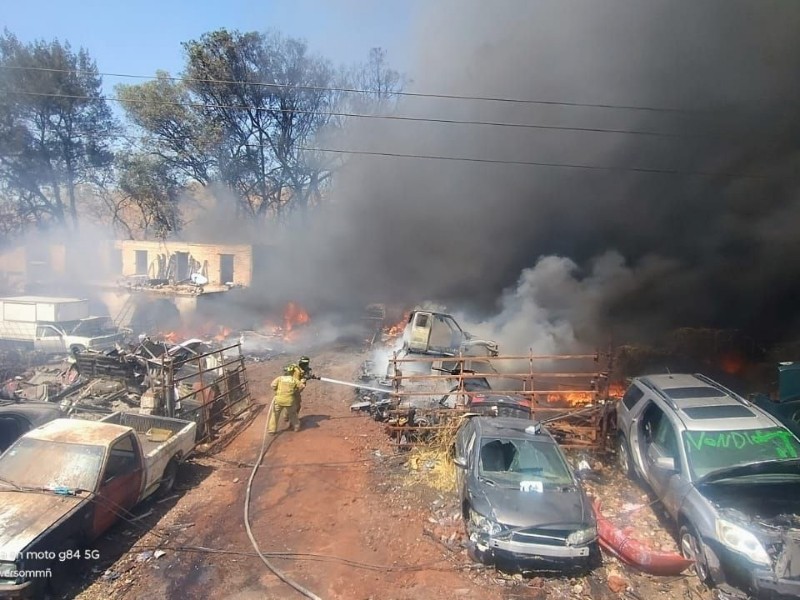 Incendio destruye casi 300 vehículos en Chapala