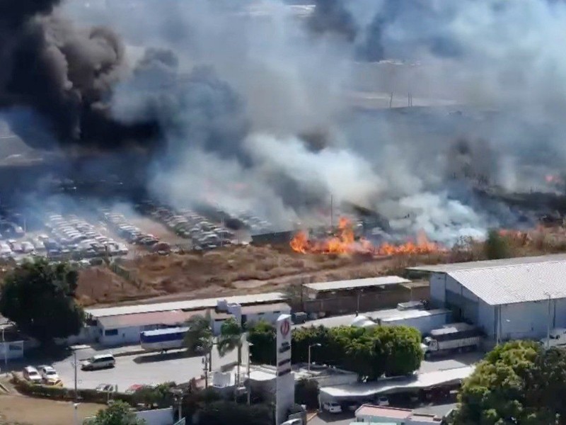 Incendio destruye varios autos en la carretera a Nogales