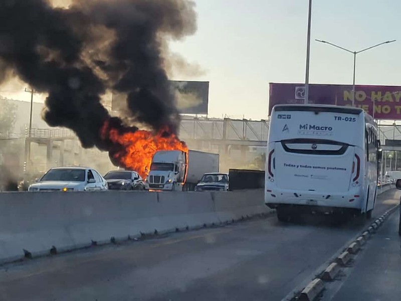 Incendio destruyó tráiler en el anillo Periférico