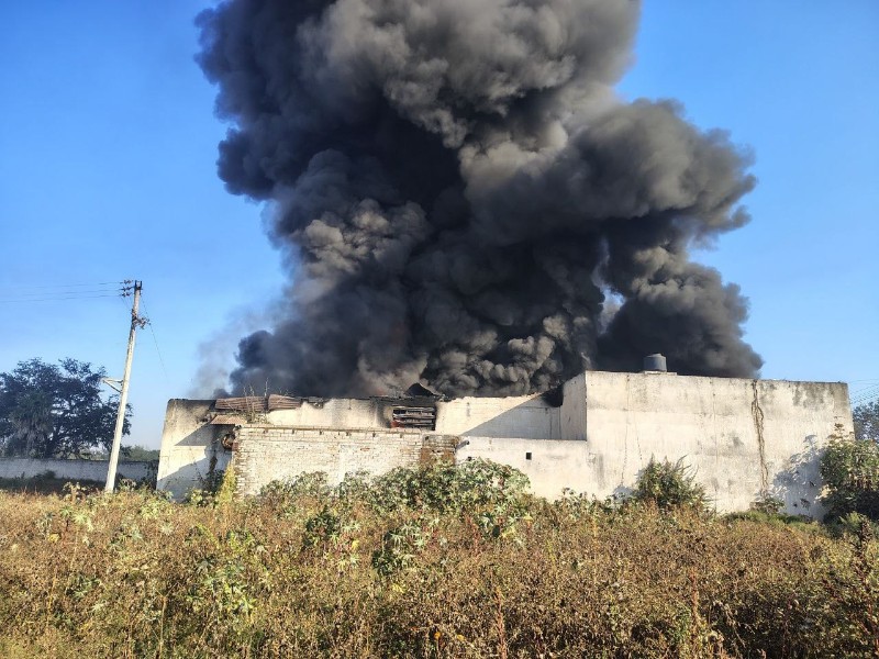 Incendio devasta predio de Tonalá donde almacenaban plásticos