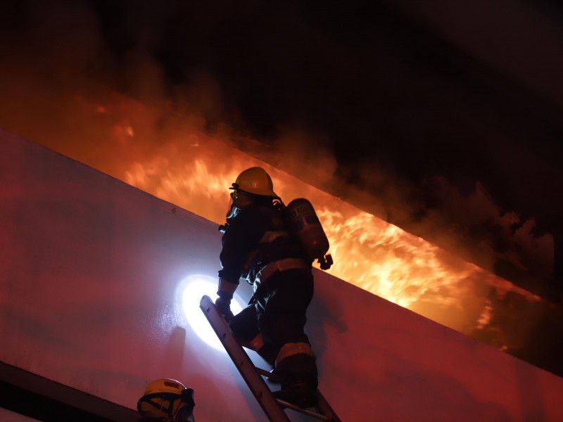 Incendio en edificio de Guadalajara dejó una víctima fatal
