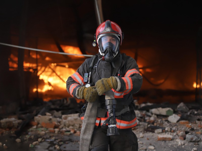 Combaten incendio en fábrica de la colonia San Carlos