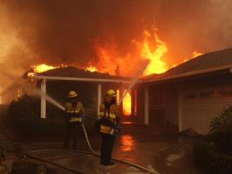 Incendio en Los Ángeles avanza hacia el barrio de Brentwood