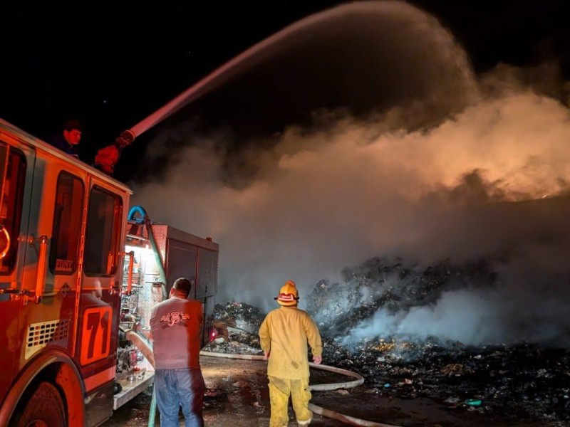 Incendio en relleno sanitario arrasa con 14 hectáreas